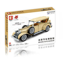 Lade das Bild in den Galerie-Viewer, Oldtimer in beige aus dem Beijing Auto Museum
