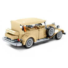 Lade das Bild in den Galerie-Viewer, Oldtimer in beige aus dem Beijing Auto Museum